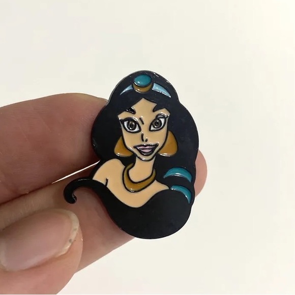 Jasmine Enamel Pin Disney Princess Aladdin 90s Cartoon Movie Fan Gift Brooch - Picture 3 of 10
